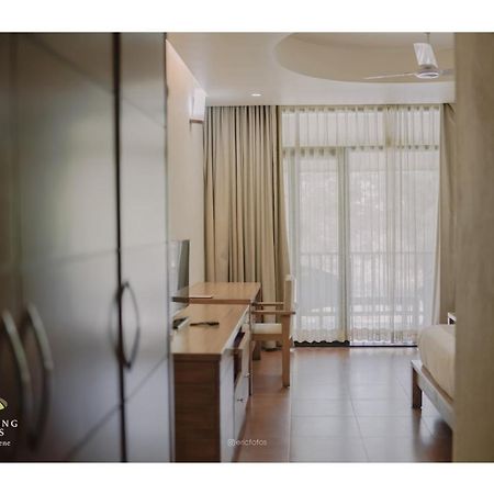 Hotel Whispering Waters Malayāttūr Exteriér fotografie