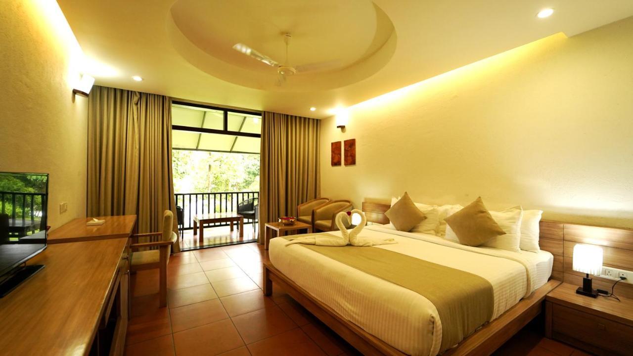 Hotel Whispering Waters Malayāttūr Exteriér fotografie